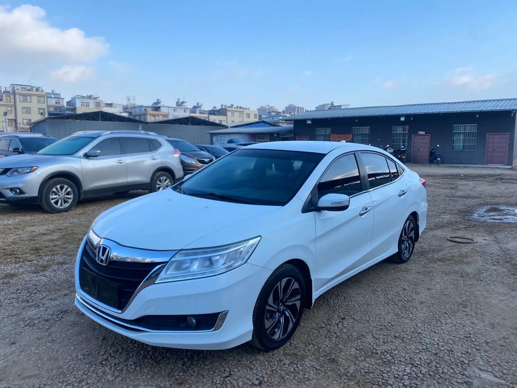 本田凌派白色,本田凌派白色改黑顶好看吗