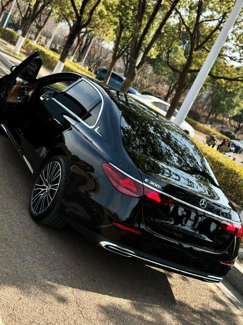 新款的奔驰(新款的奔驰E 300里面是怎样的)